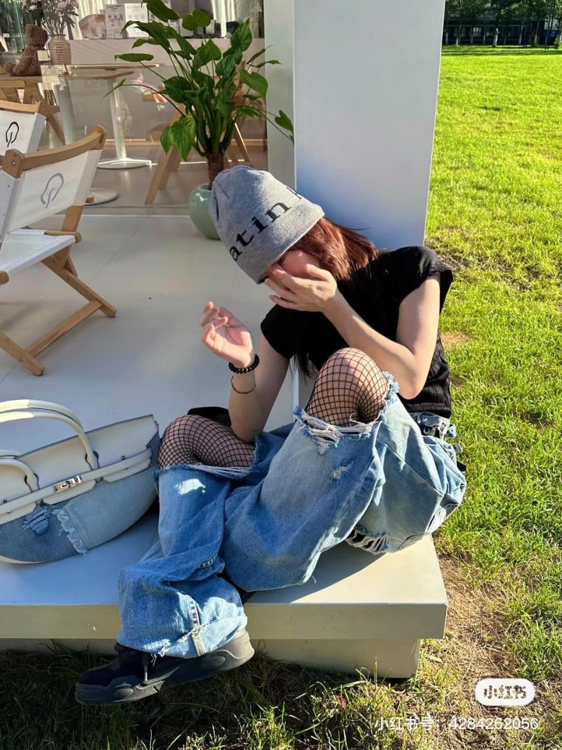 Top 10 cách phối đồ với tất lưới cực sexy mà không phản cảm