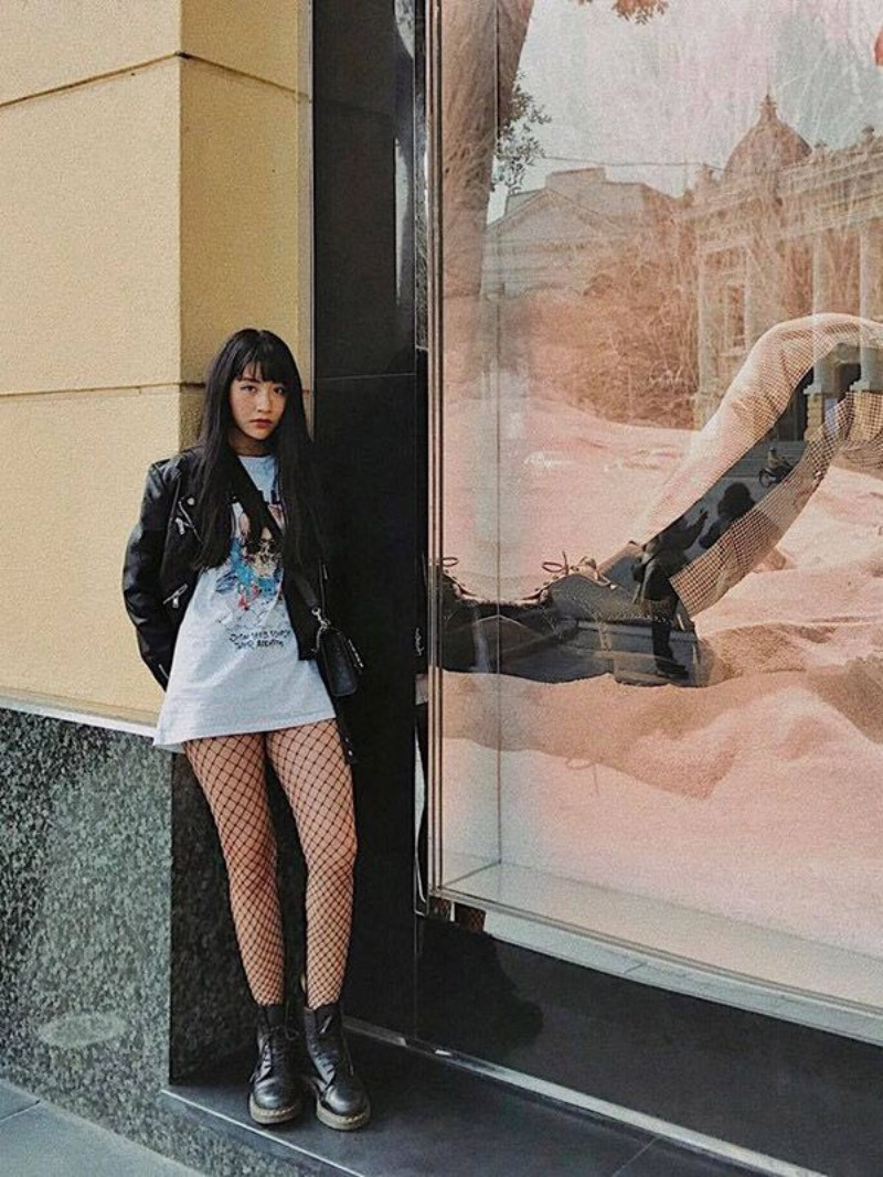 Top 10 cách phối đồ với tất lưới cực sexy mà không phản cảm