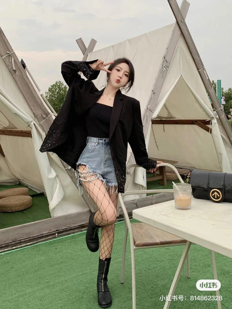 Top 10 cách phối đồ với tất lưới cực sexy mà không phản cảm