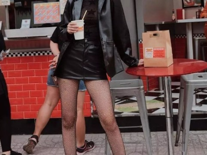 Top 10 cách phối đồ với tất lưới cực sexy mà không phản cảm