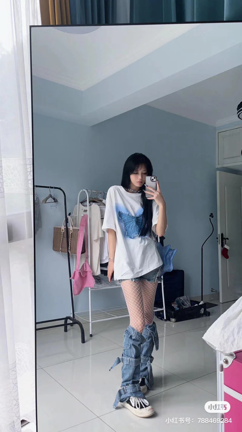 Top 10 cách phối đồ với tất lưới cực sexy mà không phản cảm