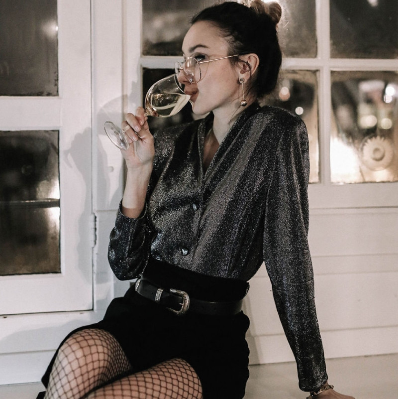 Top 10 cách phối đồ với tất lưới cực sexy mà không phản cảm